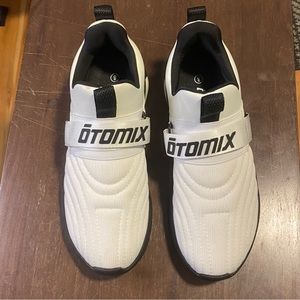Men’s 8/women’s 10 athletic no tie shoes from Otomix